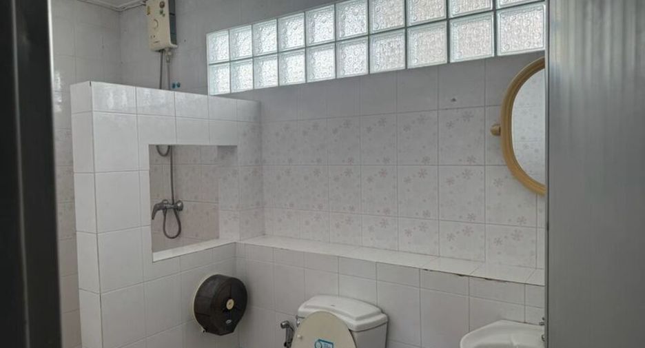 For rent 3 bedrooms townhouse in Bang Na, Bangkok