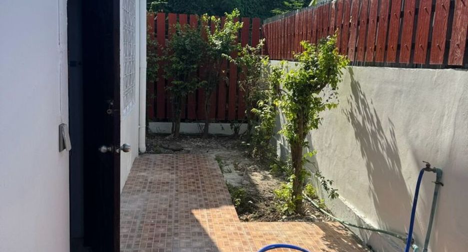 For rent 3 bedrooms townhouse in Bang Na, Bangkok