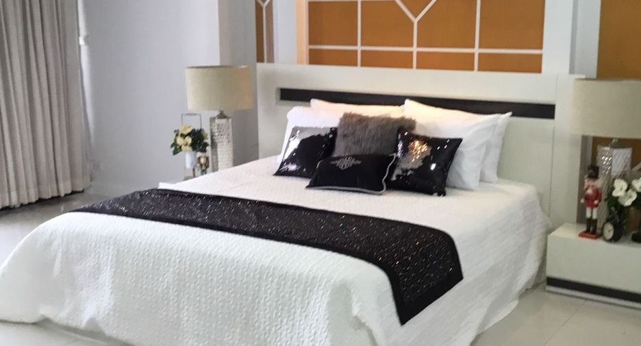 Condo en alquiler de 3 habitaciones en Watthana, Bangkok