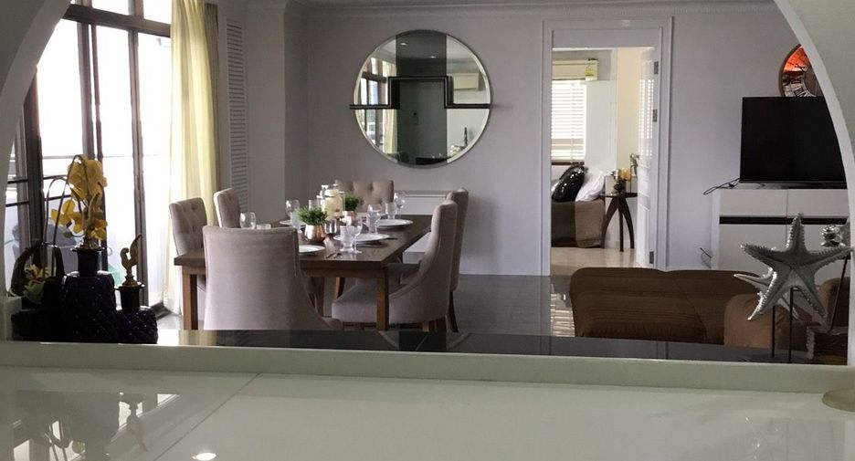 Condo en alquiler de 3 habitaciones en Watthana, Bangkok