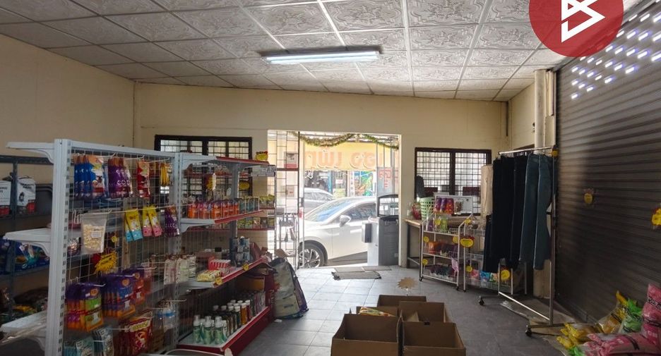 For sale 8 ベッドルーム retail Space in Sam Phran, Nakhon Pathom