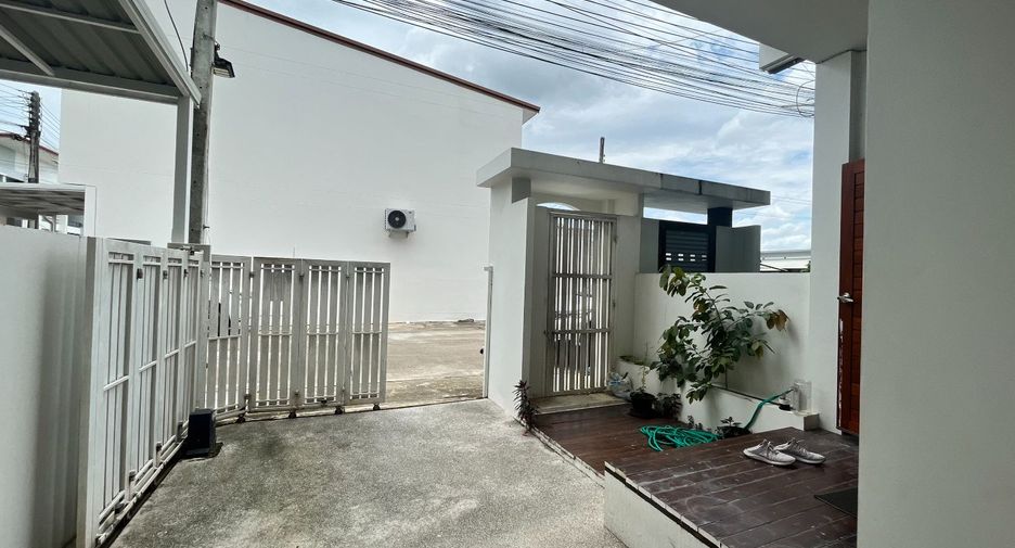 For rent 2 bedrooms townhouse in San Sai, Chiang Mai