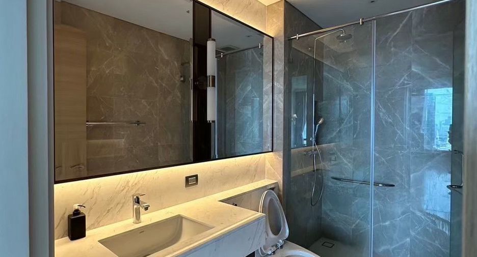 For rent 3 bedrooms condo in Pathum Wan, Bangkok