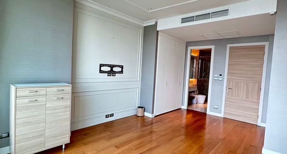 For rent 3 bedrooms condo in Pathum Wan, Bangkok