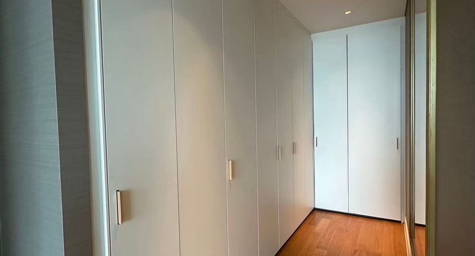 For rent 3 bedrooms condo in Pathum Wan, Bangkok