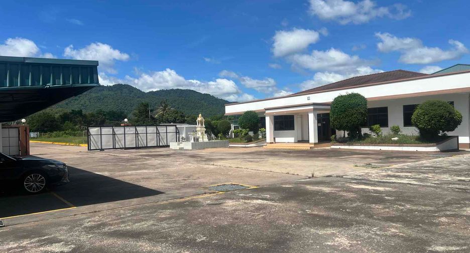 Almacén en venta y en alquiler de 100 habitaciones en Ban Bueng, Chonburi