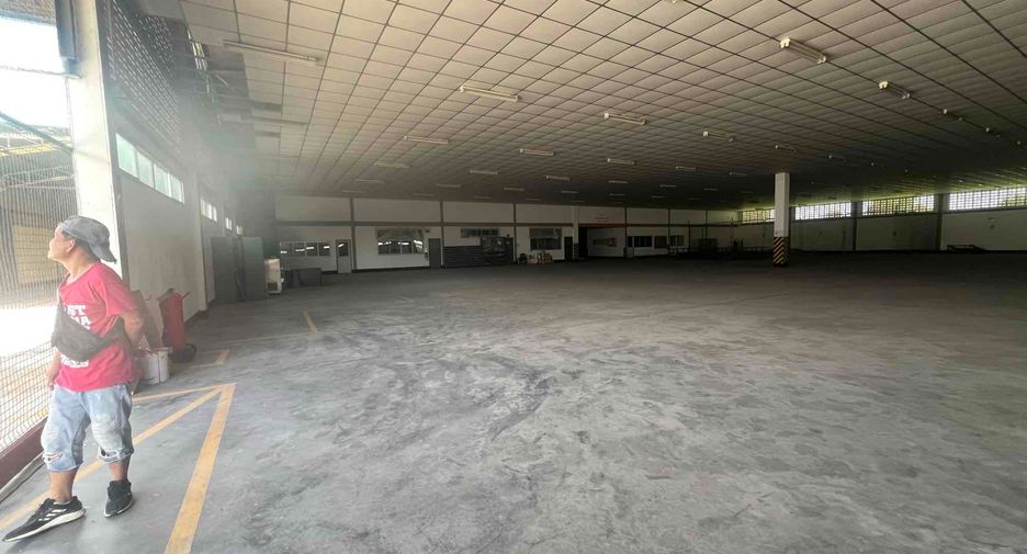 Almacén en venta y en alquiler de 100 habitaciones en Ban Bueng, Chonburi