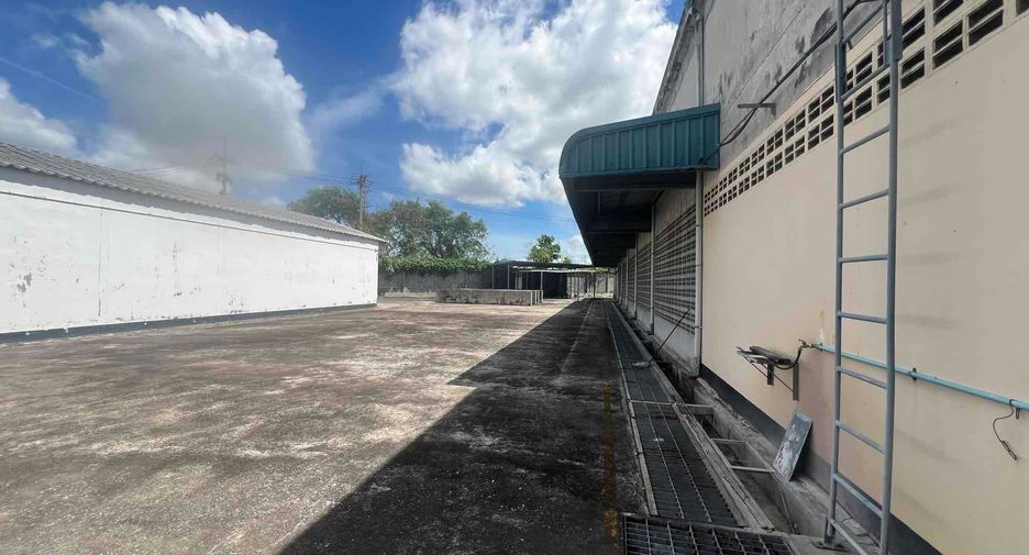 Almacén en venta y en alquiler de 100 habitaciones en Ban Bueng, Chonburi