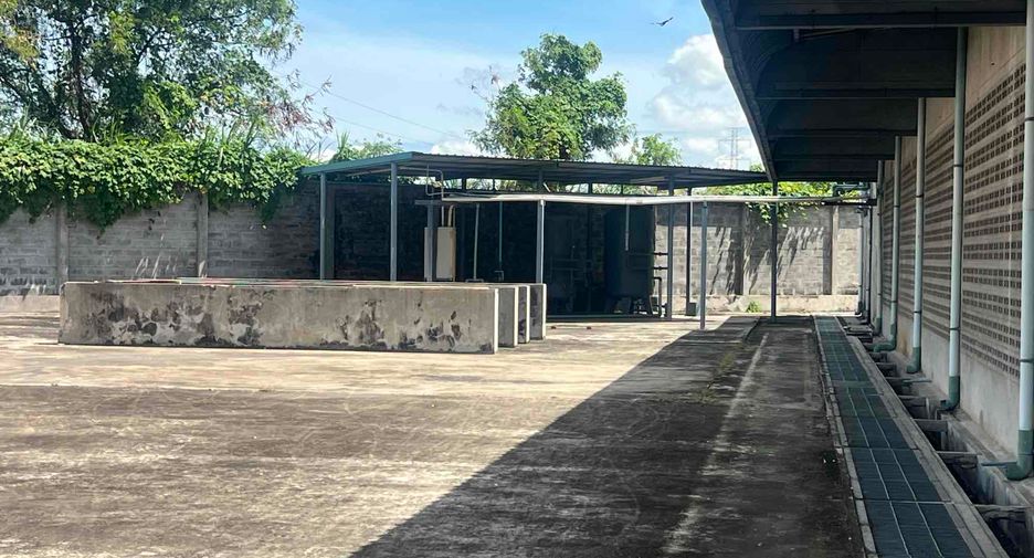 Almacén en venta y en alquiler de 100 habitaciones en Ban Bueng, Chonburi