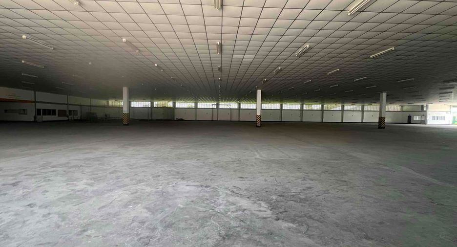 Almacén en venta y en alquiler de 100 habitaciones en Ban Bueng, Chonburi