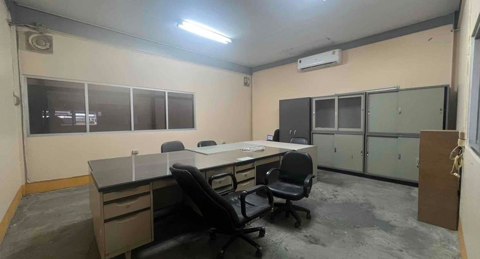 Almacén en venta y en alquiler de 100 habitaciones en Ban Bueng, Chonburi