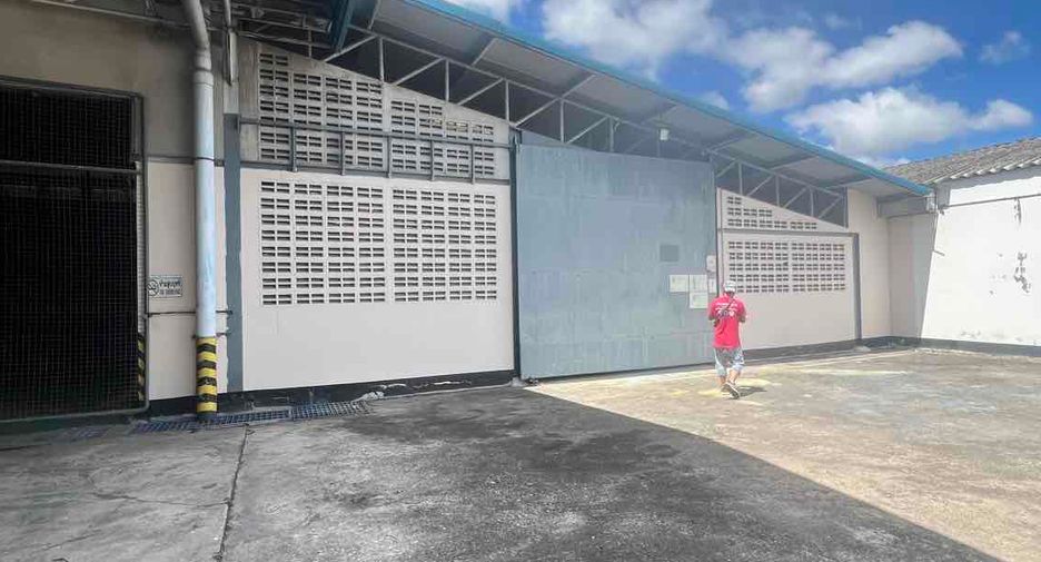 Almacén en venta y en alquiler de 100 habitaciones en Ban Bueng, Chonburi
