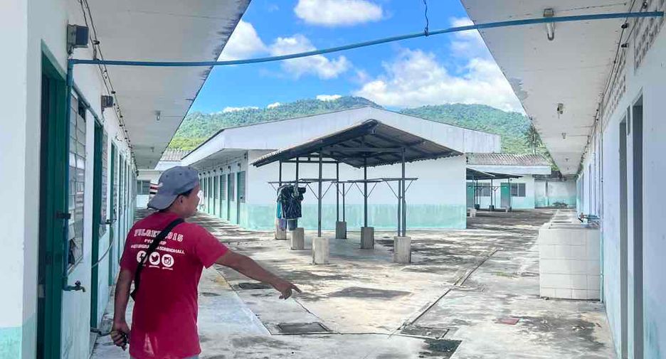 Almacén en venta y en alquiler de 100 habitaciones en Ban Bueng, Chonburi