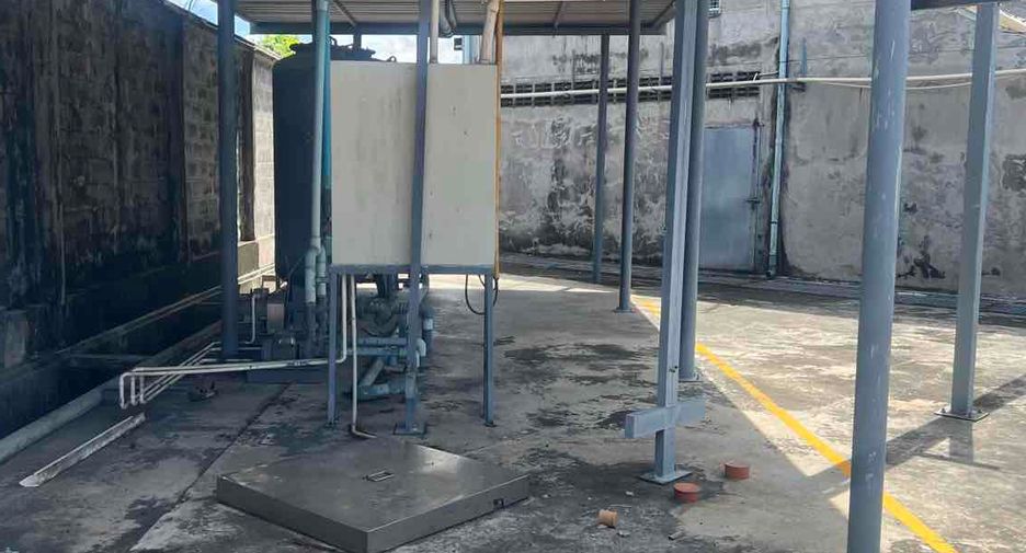 Almacén en venta y en alquiler de 100 habitaciones en Ban Bueng, Chonburi