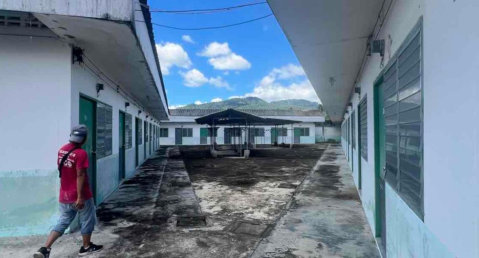 Almacén en venta y en alquiler de 100 habitaciones en Ban Bueng, Chonburi