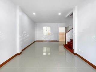 À vendre 3 chambres maison de ville à Pak Kret, Nonthaburi