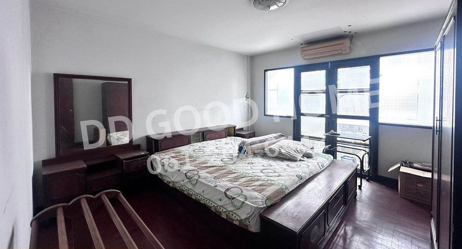 Casa adosada en venta de 4 habitaciones en Bang Khae, Bangkok