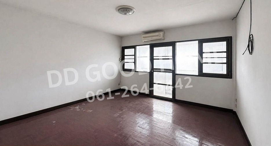 Casa adosada en venta de 4 habitaciones en Bang Khae, Bangkok
