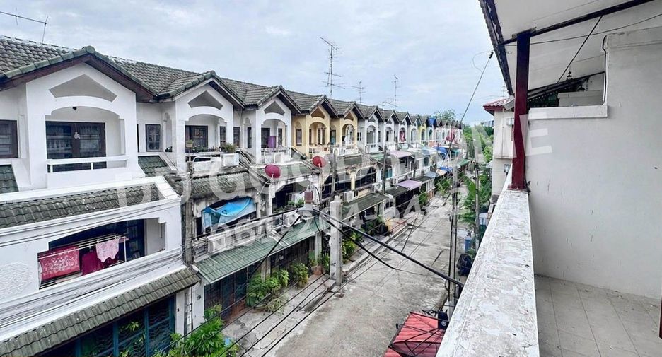 Casa adosada en venta de 4 habitaciones en Bang Khae, Bangkok