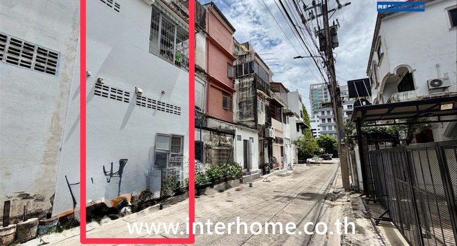 For sale 3 bedrooms retail Space in Watthana, Bangkok
