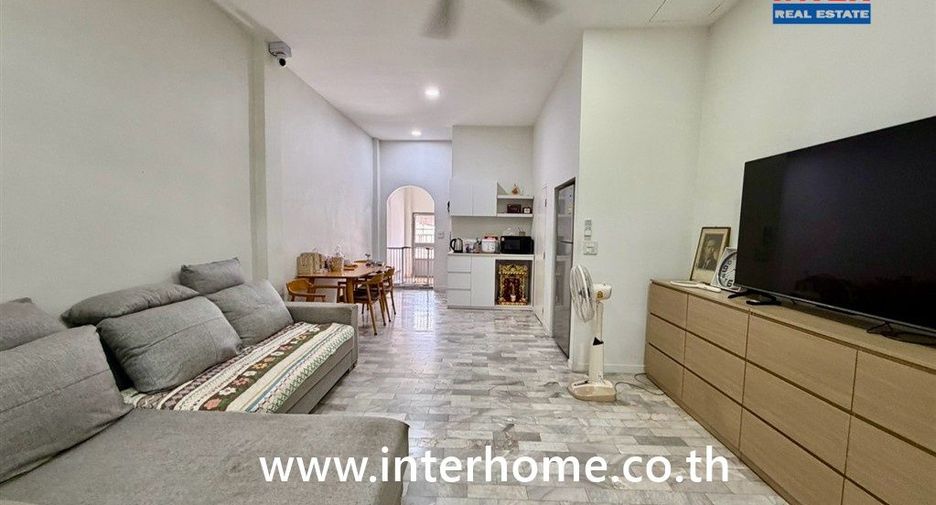 For sale 3 bedrooms retail Space in Watthana, Bangkok