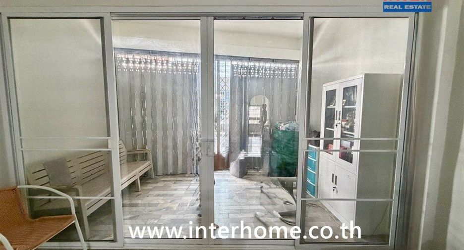 For sale 3 bedrooms retail Space in Watthana, Bangkok