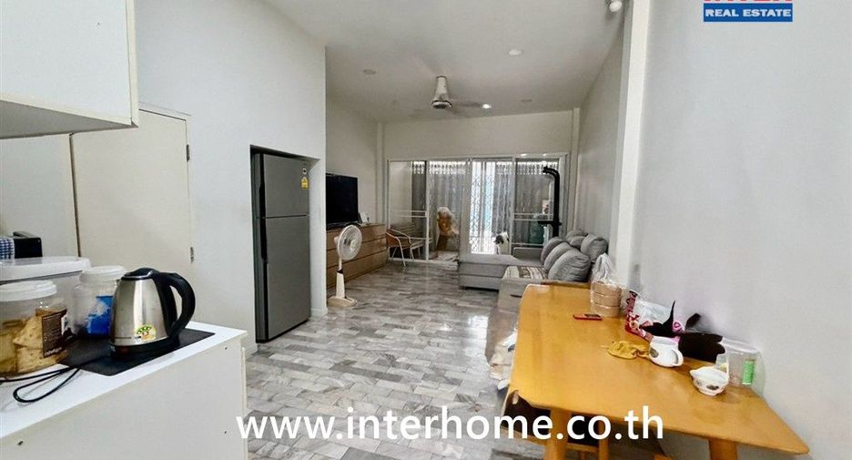 For sale 3 bedrooms retail Space in Watthana, Bangkok