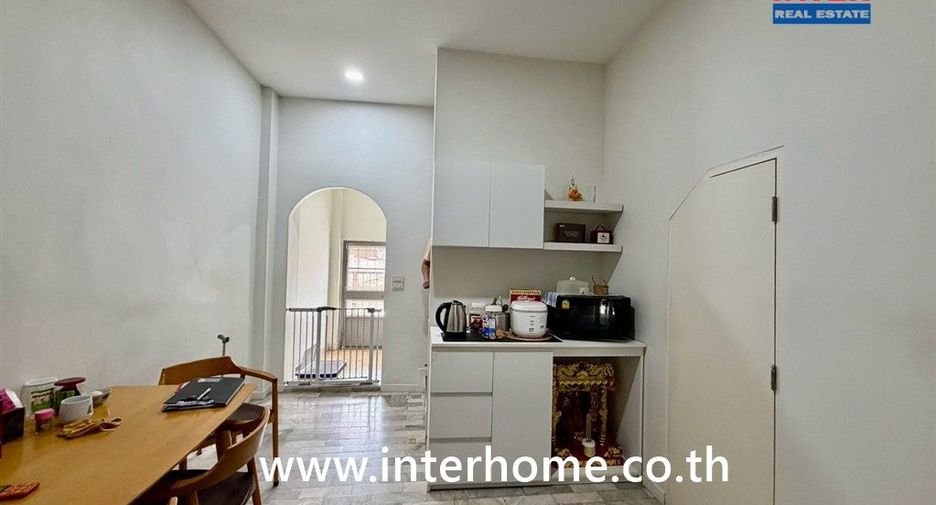For sale 3 bedrooms retail Space in Watthana, Bangkok