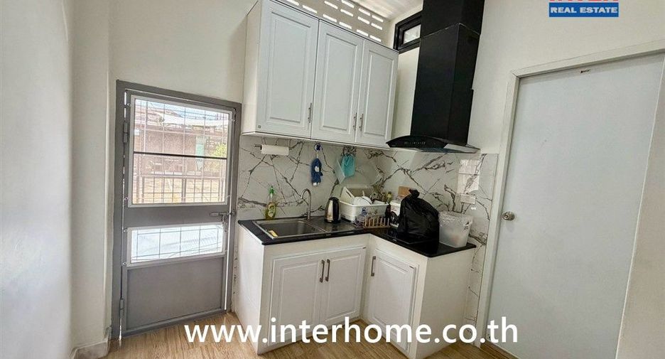 For sale 3 bedrooms retail Space in Watthana, Bangkok