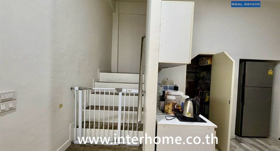 For sale 3 bedrooms retail Space in Watthana, Bangkok