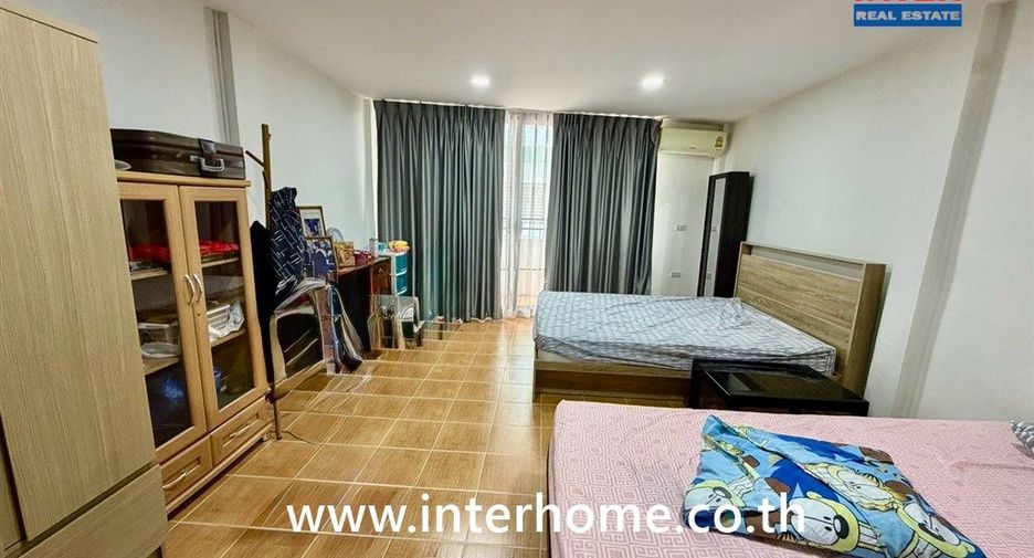 For sale 3 bedrooms retail Space in Watthana, Bangkok