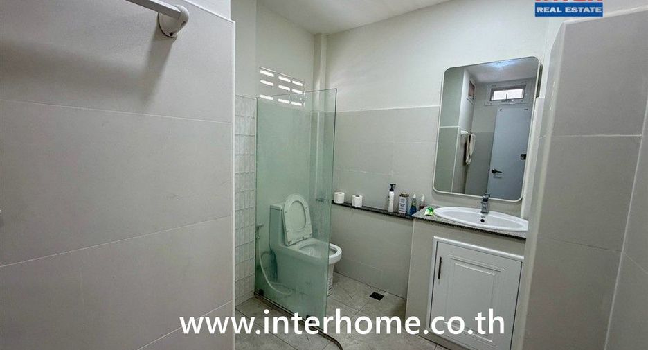 For sale 3 bedrooms retail Space in Watthana, Bangkok