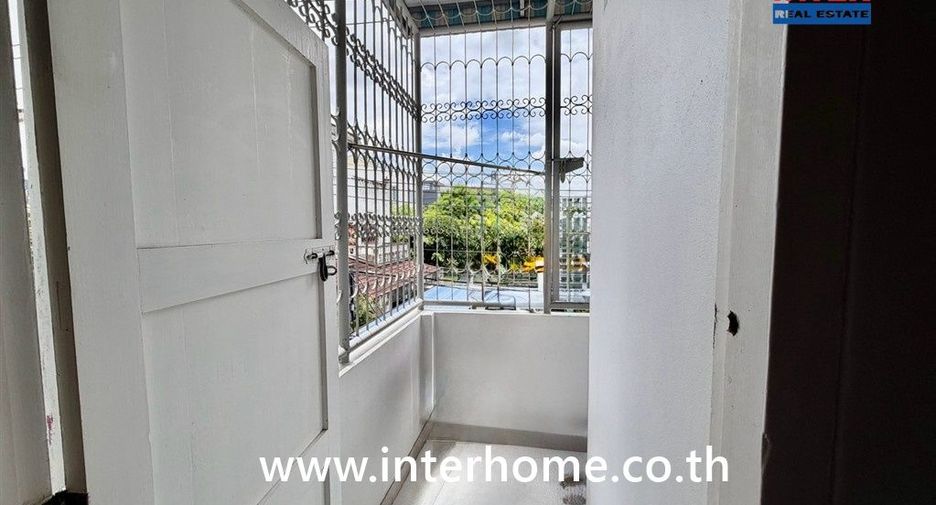 For sale 3 bedrooms retail Space in Watthana, Bangkok