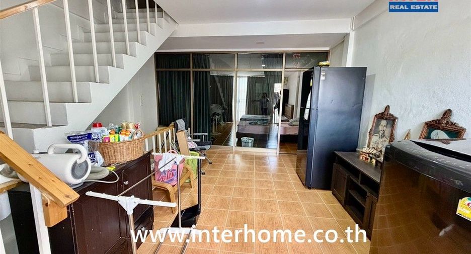 For sale 3 bedrooms retail Space in Watthana, Bangkok
