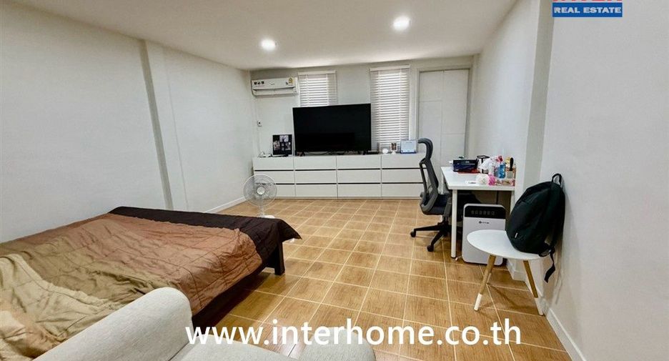 For sale 3 bedrooms retail Space in Watthana, Bangkok
