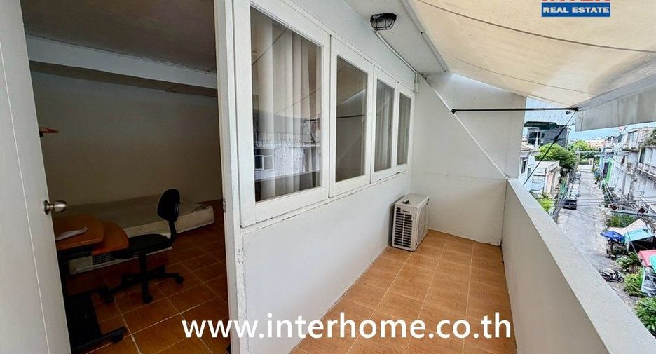 For sale 3 bedrooms retail Space in Watthana, Bangkok