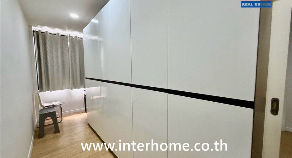 For sale 3 bedrooms retail Space in Watthana, Bangkok