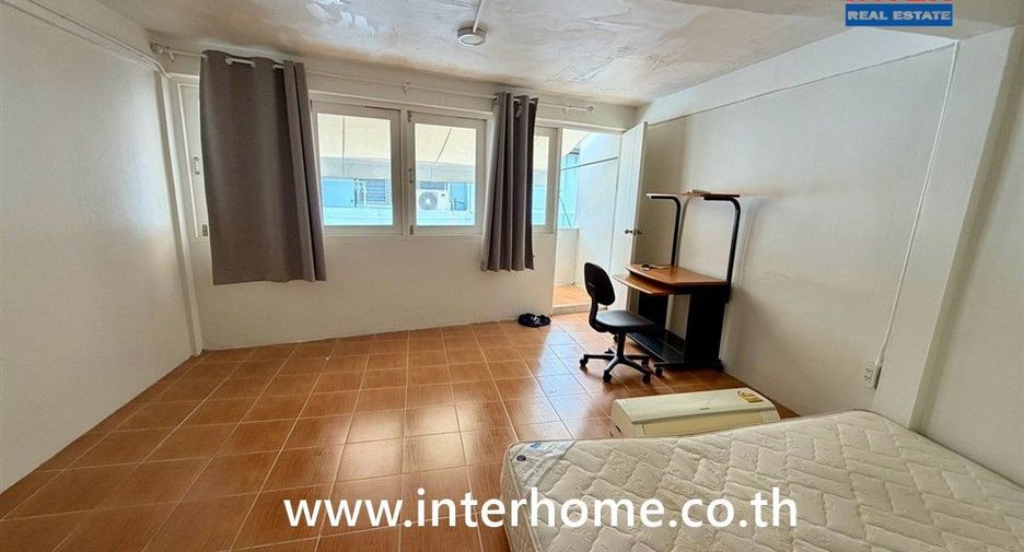 For sale 3 bedrooms retail Space in Watthana, Bangkok