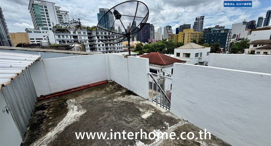 For sale 3 bedrooms retail Space in Watthana, Bangkok