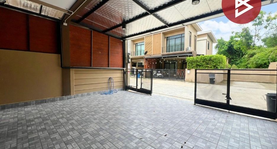 À vendre 3 chambres maison de ville à Mueang Chon Buri, Chonburi