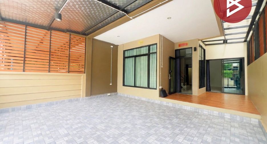 À vendre 3 chambres maison de ville à Mueang Chon Buri, Chonburi