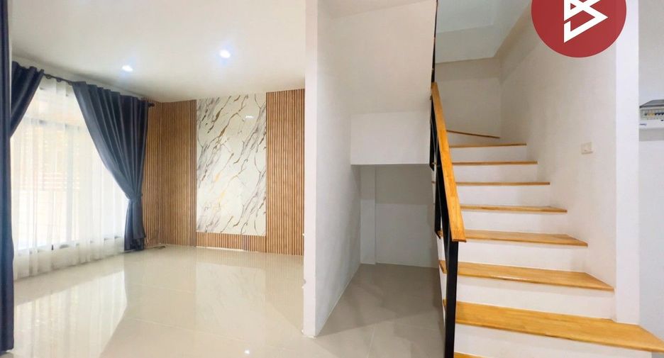 À vendre 3 chambres maison de ville à Mueang Chon Buri, Chonburi