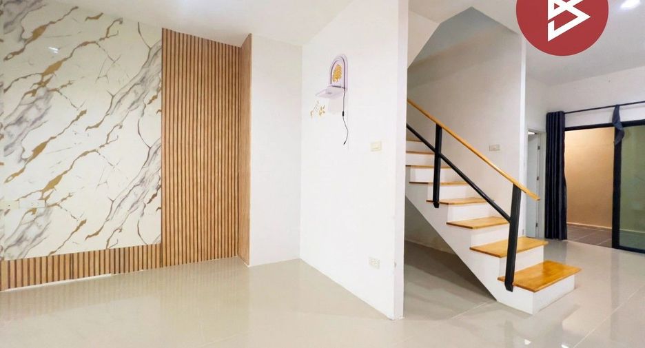À vendre 3 chambres maison de ville à Mueang Chon Buri, Chonburi
