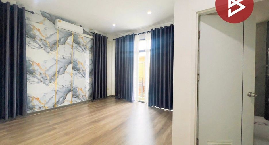 À vendre 3 chambres maison de ville à Mueang Chon Buri, Chonburi