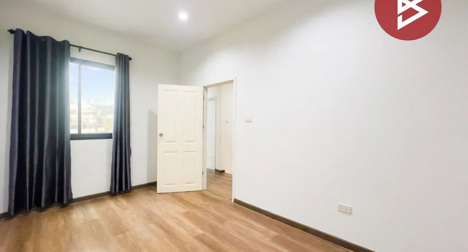 À vendre 3 chambres maison de ville à Mueang Chon Buri, Chonburi