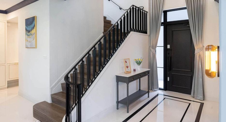 For rent and for sale 4 bedrooms house in Saphan Sung, Bangkok
