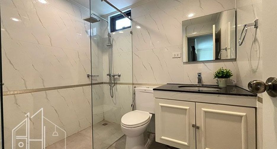 For rent 3 bedrooms condo in Khlong Toei, Bangkok