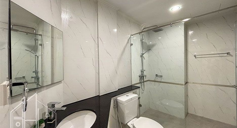 For rent 3 bedrooms condo in Khlong Toei, Bangkok