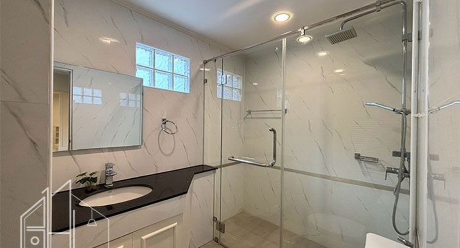 For rent 3 bedrooms condo in Khlong Toei, Bangkok