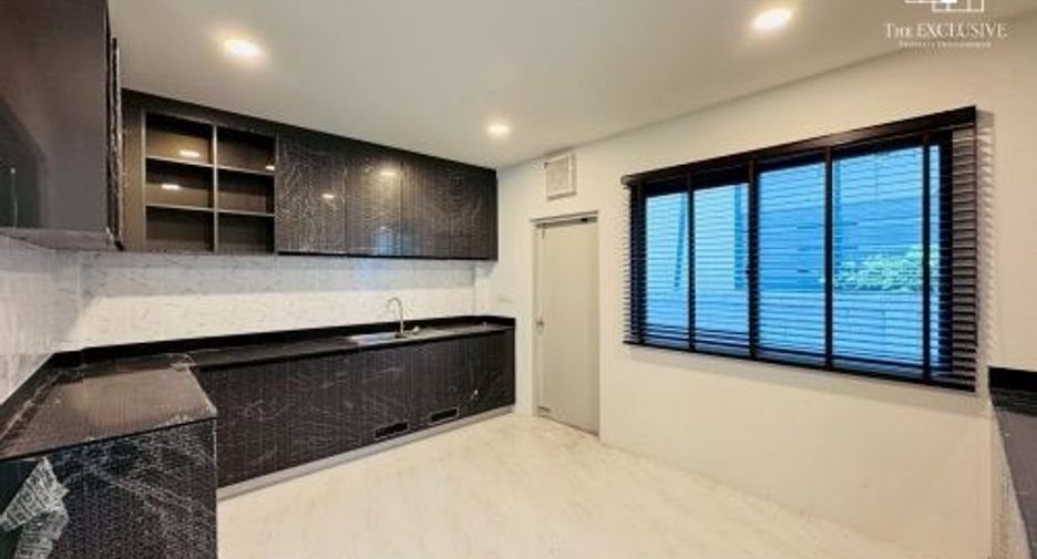 For sale 5 bedrooms house in Mueang Nonthaburi, Nonthaburi